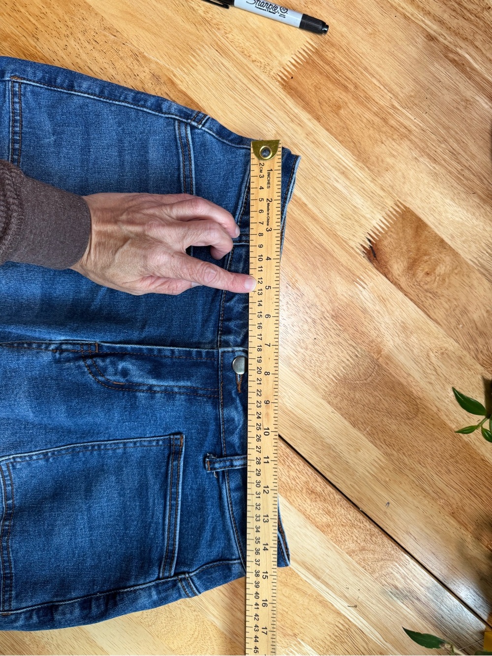 Relaxed barrel Jeans in Dark Blue with Patch Pockets - Picture 3 of 6